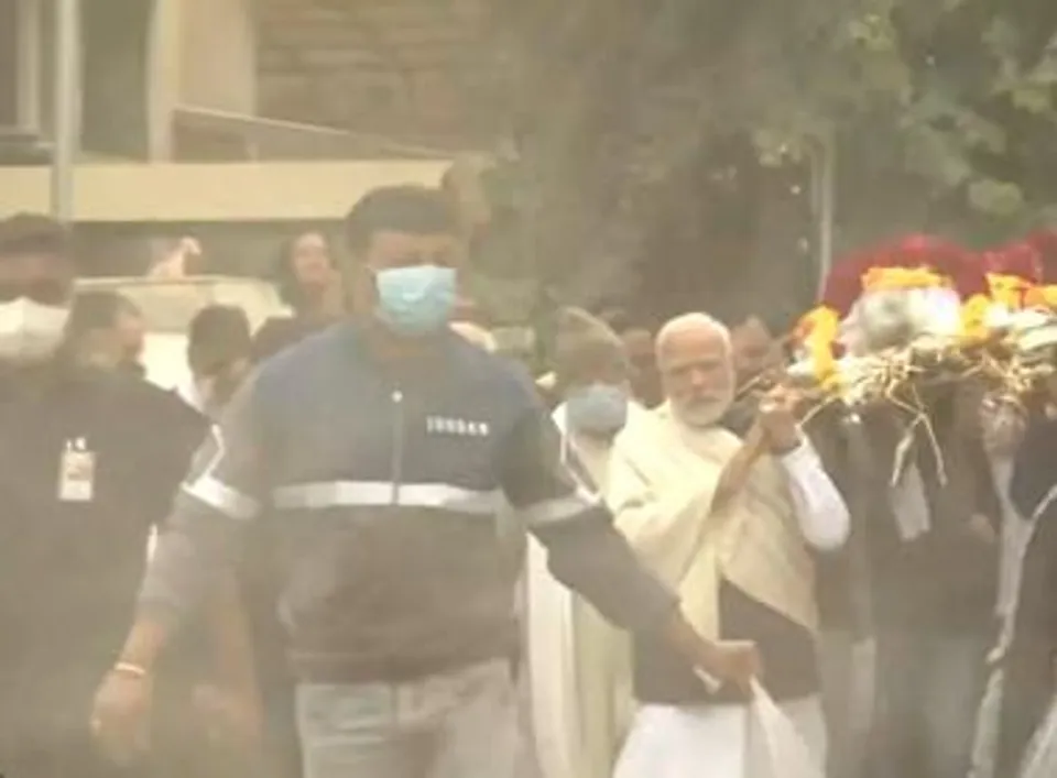 প্রয়াত মা হীরাবেন মোদীর মরদেহ নিজের কাঁধে বহন করে নিয়ে যাচ্ছেন প্রধানমন্ত্রী মোদী, দেখুন ভিডিও
