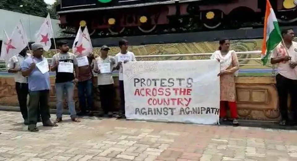 অগ্নিপথ প্রকল্পের বিরোধিতা, দুর্গাপুর স্টেশনে SFI-DYFI-এর বিক্ষোভ