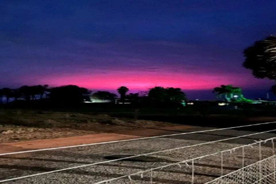 গোলাপি আভায় ছেয়ে রয়েছে আকাশ, ভিনগ্রহীদের কারসাজি ?