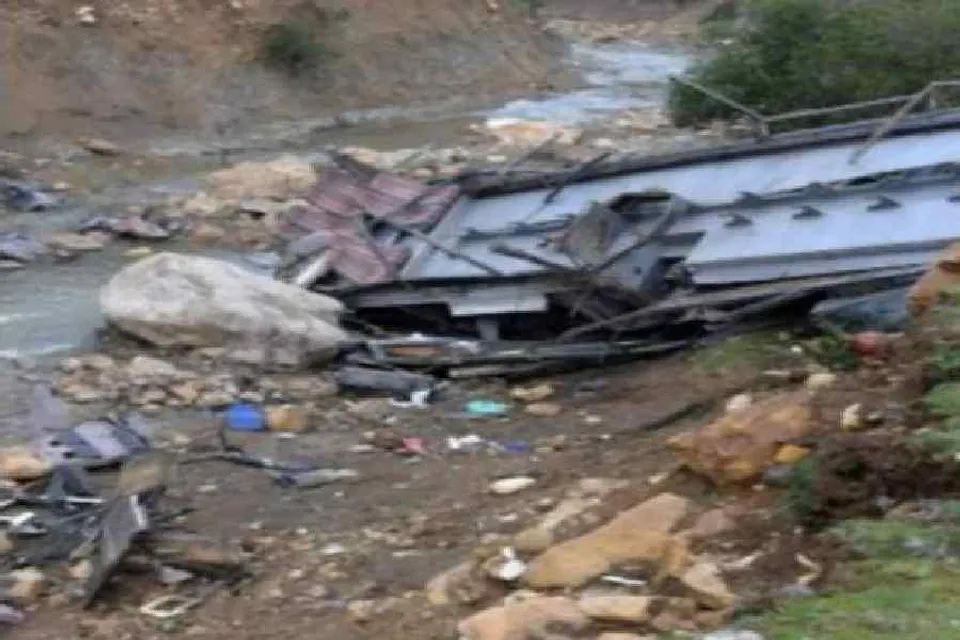 খাদে পড়ল যাত্রীবাহী বাস, মৃত ৩৯