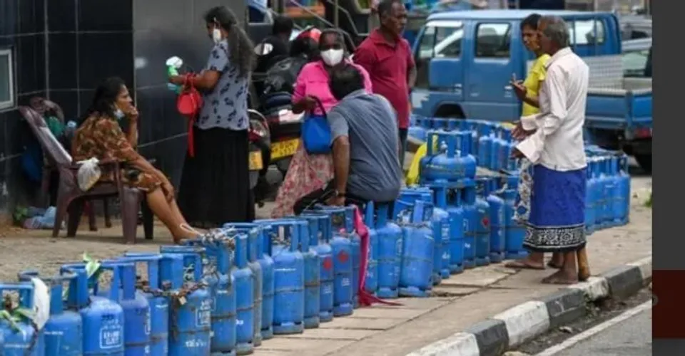 জ্বালানির ঘাটতি মেটাতে সরকারি কর্মীদের সাপ্তাহিক ছুটির দিন বাড়াল শ্রীলঙ্কা