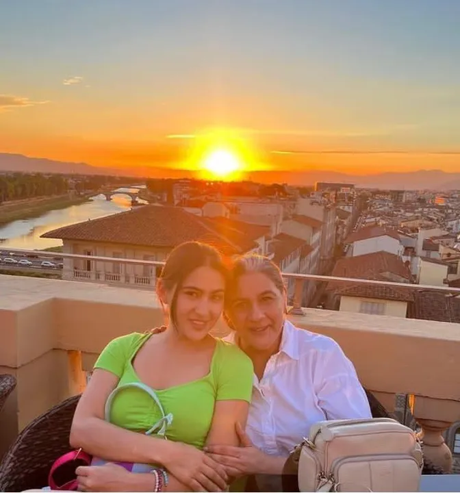 মা অমৃতা সিং-এর সঙ্গে সারার গণেশ চতুর্থী উদযাপন দেখুন