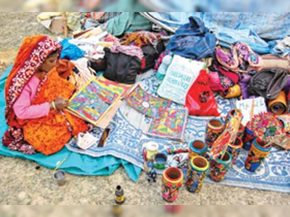 বাঁকুড়ায় পটশিল্পীদের দুর্দিনে পাশে জেলা পুলিশ