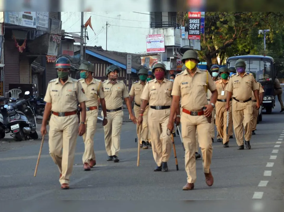 রাত পোহালেই পৌর ভোট তার আগের রাতে ওয়ার্ডে ওয়ার্ডে চলছে জেলা পুলিশের আধিকারিকের রুটমার্চ
