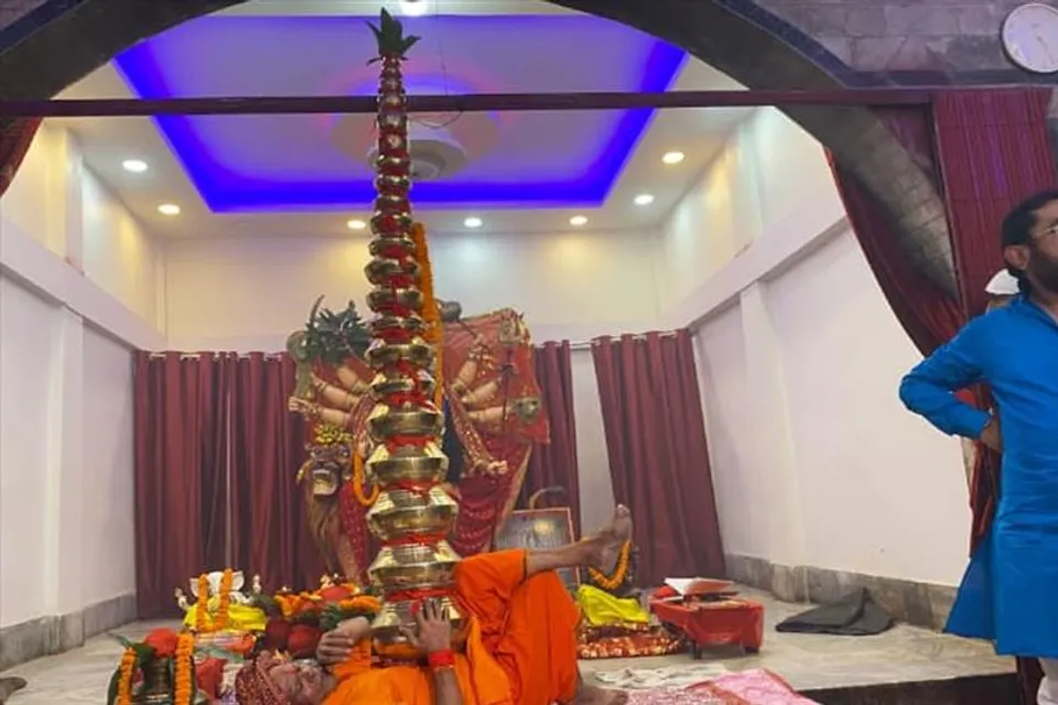 Durga Puja: দেবীপক্ষে বুকের ওপর ২১টি কলস রেখে ভাইরাল নাগেশ্বর বাবা