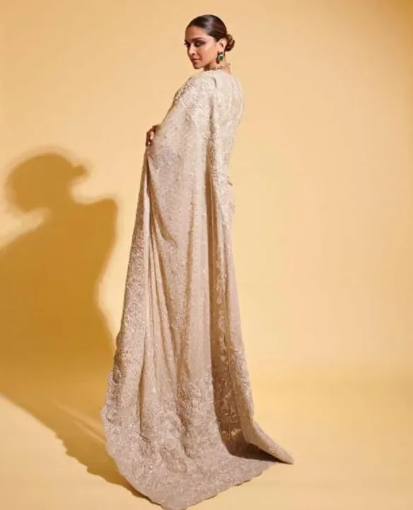 ক্রিম শাড়িতে রয়্যাল লুকে ভাইরাল দীপিকা!