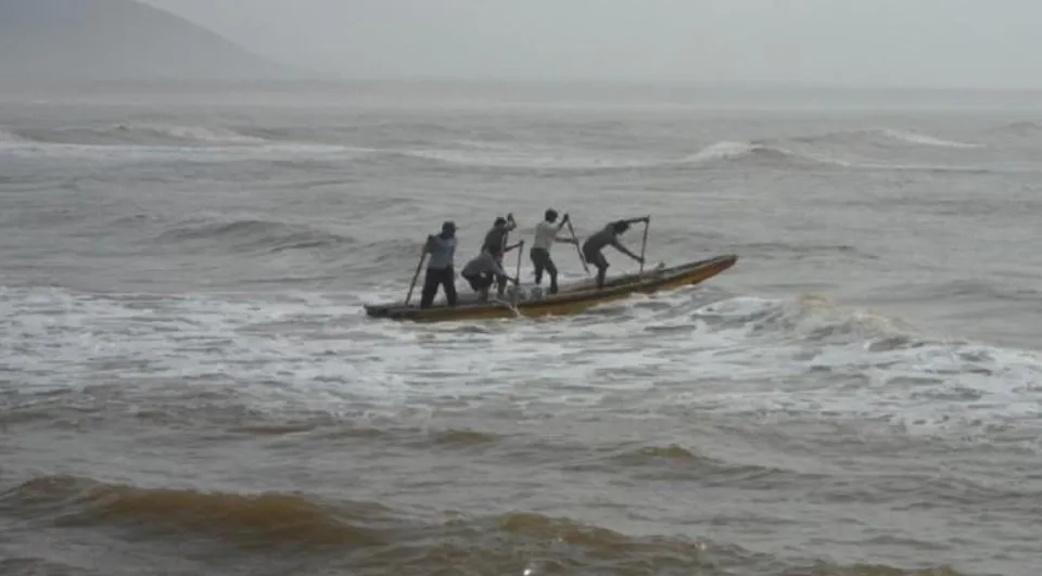 বঙ্গোপসাগরে ট্রলার ডুবি, নিখোঁজ ১৮ মৎস্যজীবী