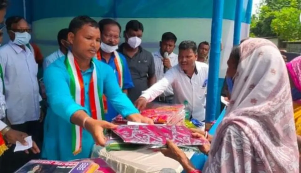 শহিদ ক্ষুদিরাম বসুর আত্মবলিদান দিবস উপলক্ষে দুঃস্থদের সাহায্যের হাত বাড়িয়ে দিলেন সমাজসেবী