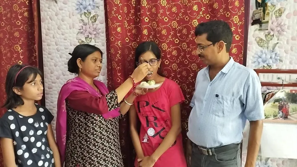 চিকিৎসক হতে চান, মাধ্যমিকে দশম হয়ে জানালেন প্রত্যুষা