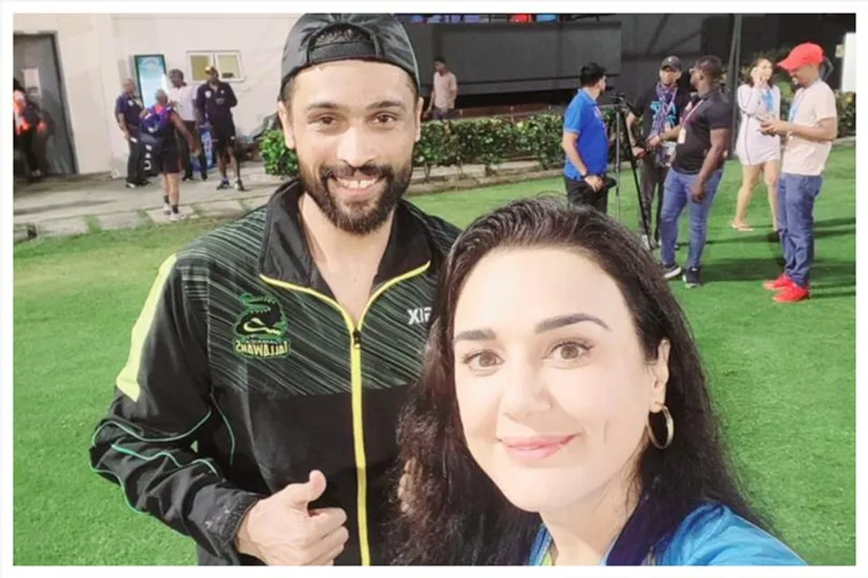 প্রীতি জিন্টার সাথে ছবি টুইট পাকিস্তানি ক্রিকেটারের