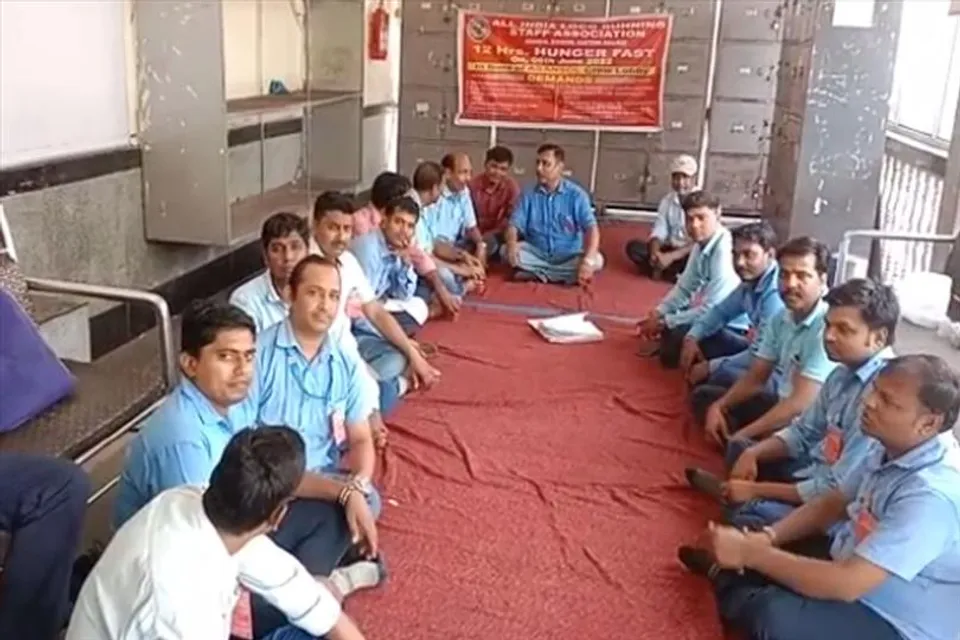 একগুচ্ছ দাবিতে বিক্ষোভ অল ইন্ডিয়া লোকো রানিং স্টাফ অ্যাসোসিয়েশনের