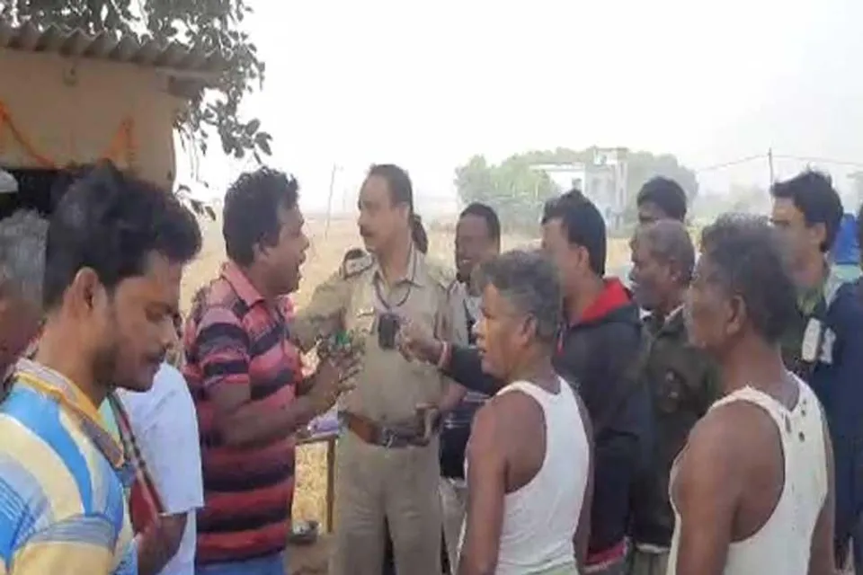 রাস্তার ধারে ইমারতি সামগ্রী রেখে ব্যবসা করাকে কেন্দ্র করে বিক্ষোভ