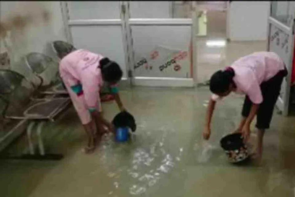 ভারী বৃষ্টিতে হাসপাতালের ভেতরে ঢুকলো জল, দেখুন ভিডিও