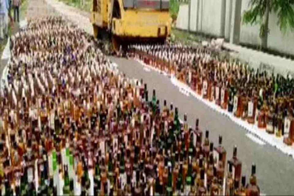 ২ লক্ষ ৪৩ হাজার মদের বোতল ধ্বংস করল পুলিশ