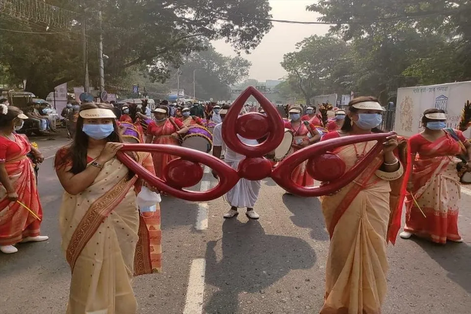 বর্ণাঢ্য শোভাযাত্রা কলকাতার রাস্তায়