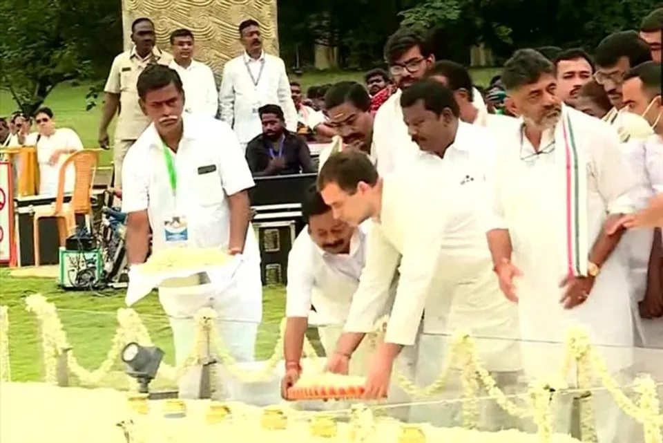 রাজীব গান্ধীর স্মৃতিসৌধে পুষ্পস্তবক অর্পণ করলেন রাহুল গান্ধী