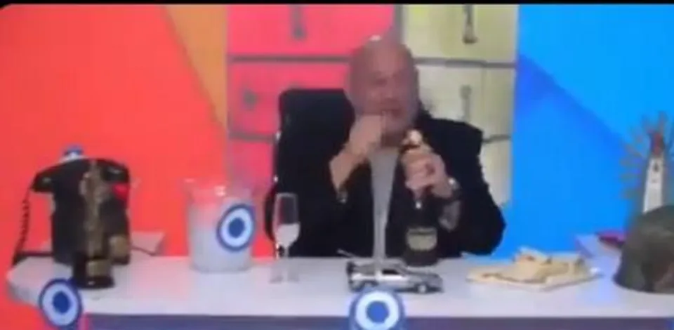 রানী দ্বিতীয় এলিজাবেথের মৃত্যুতে শ্যাম্পেনের বোতল খুলে উদযাপন, সমালোচনার মুখে টিভি সঞ্চালক