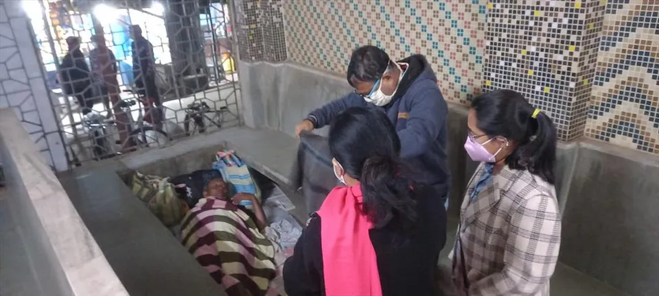 ডেবরাতে  শীতের রাতে দুঃস্থদের কাছে কম্বল নিয়ে হাজির বিডিও ও কর্মাধ্যক্ষ