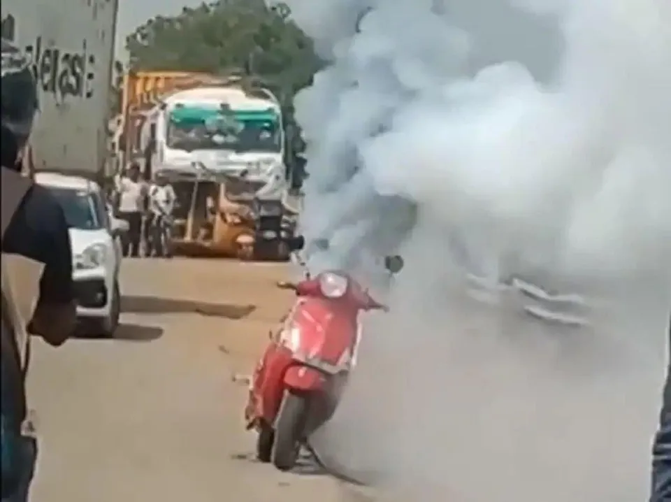 ই-স্কুটারের ব্যাটারি বিস্ফোরণে নিহত ১ আহত ৩