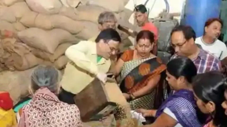 বিনামূল্যে রেশন ব্যবস্থা চালু রাখছে রাজ্য সরকার