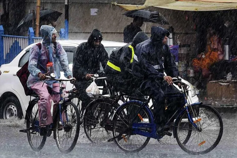 কলকাতায় আকাশ কালো করে ঝমঝমিয়ে বৃষ্টি