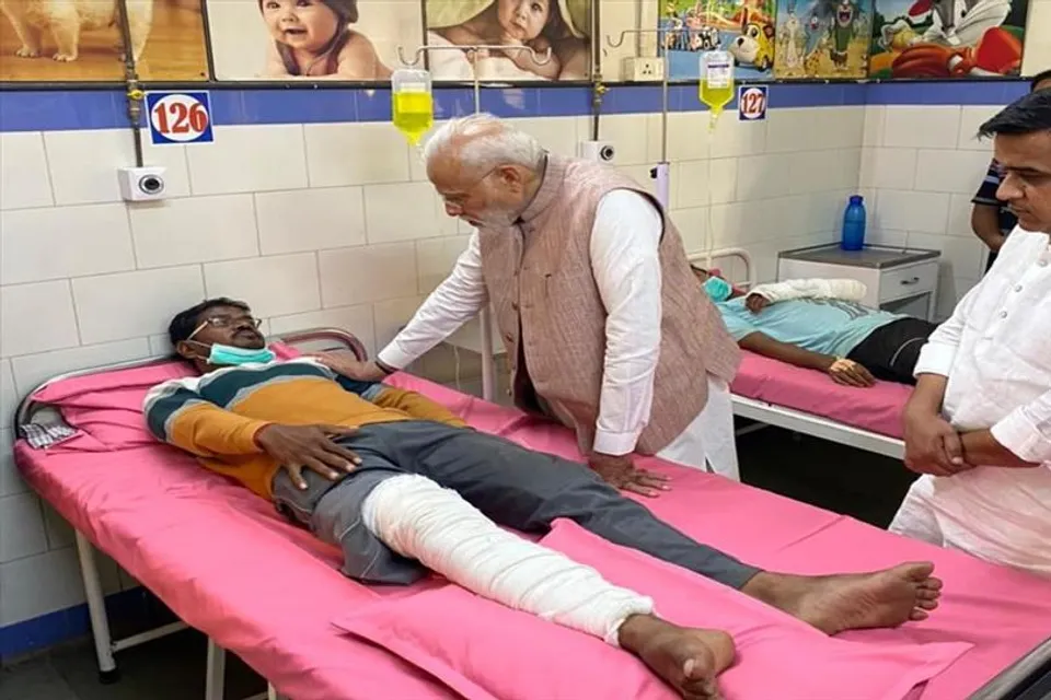 ব্রিজ দুর্ঘটনায় আহতদের সঙ্গে দেখা করলেন প্রধানমন্ত্রী