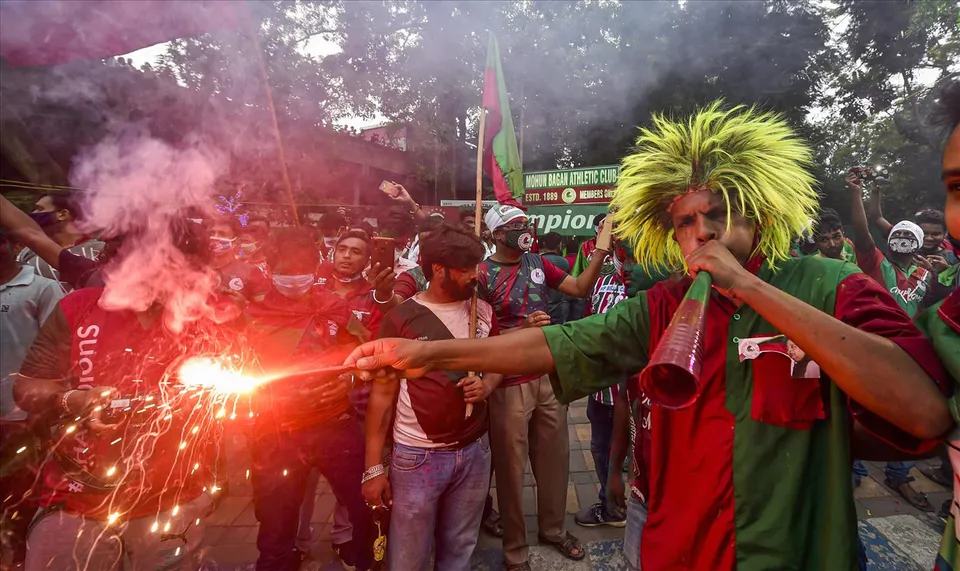 ডার্বির রং সবুজ-মেরুন; উচ্ছ্বাস সমর্থকদের