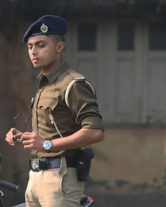 সোশ্যাল মিডিয়ায় হার্ট থ্রোব পুলিশ