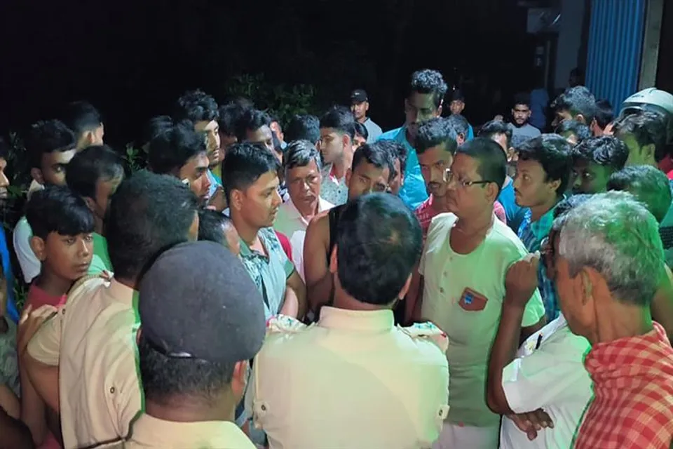 অষ্টমীর রাতে রাস্তা কেটে বিক্ষোভ গ্রামবাসীদের