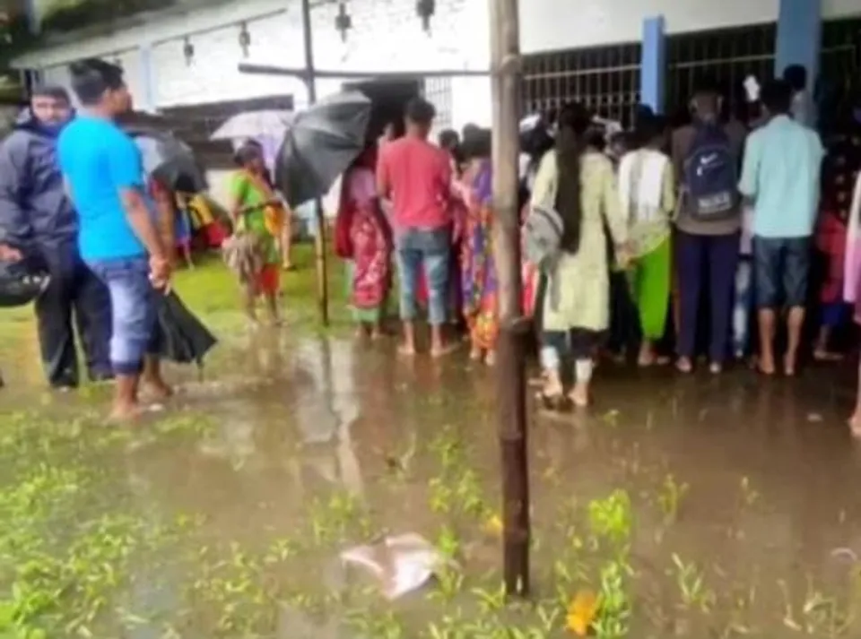 'দুয়ারে সরকার' শিবিরে বসেই মদ্যপানের অভিযোগ  সরকারি আধিকারিকের বিরুদ্ধে