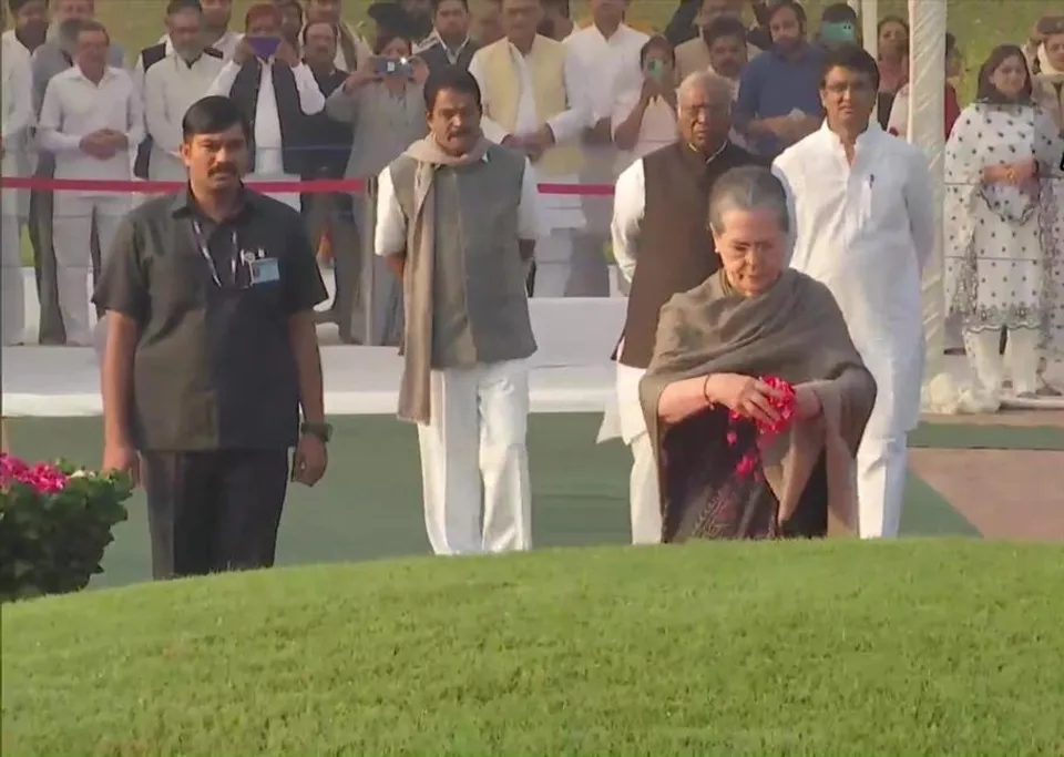 জহরলাল নেহেরুর স্মৃতিসৌধতে শ্রদ্ধা জ্ঞাপন করেন‌ সোনিয়া গান্ধী