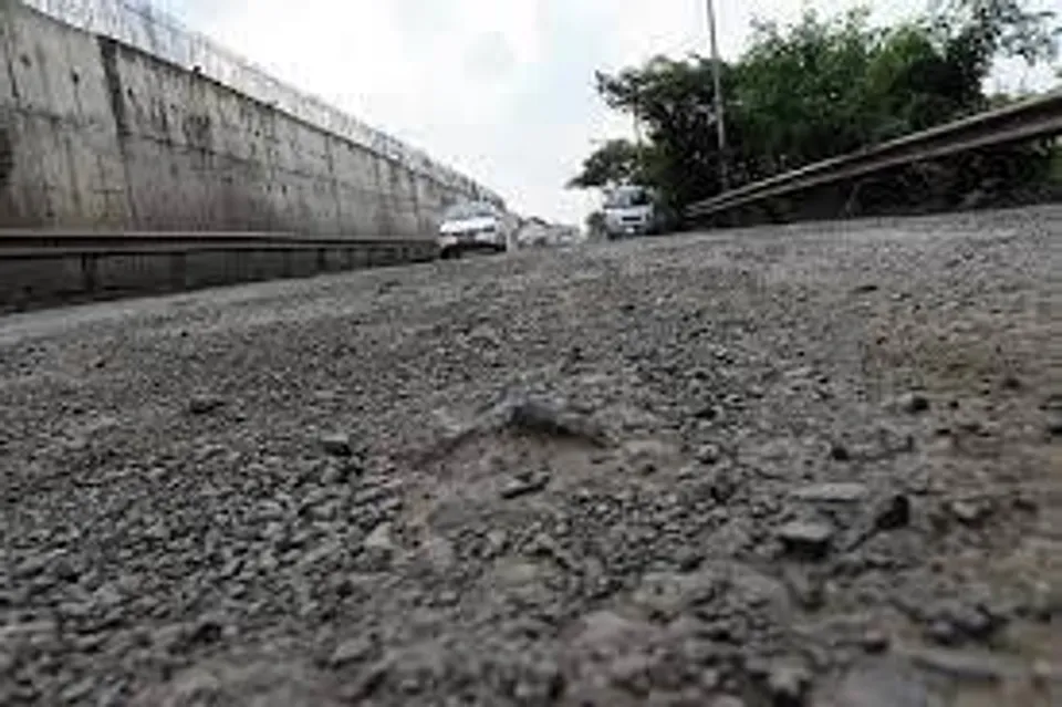 বেলঘড়িয়া এক্সপ্রেসওয়ের কাছে ধস