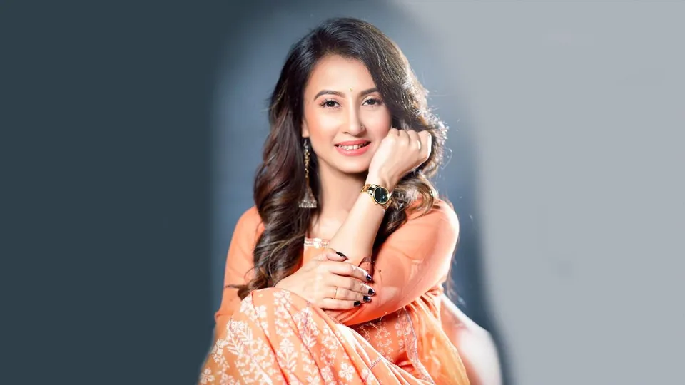 বিমানবন্দরে 'বেলাশুরু'-র গানে মনামীর সঙ্গে মাতলেন বিমানকর্মীরা