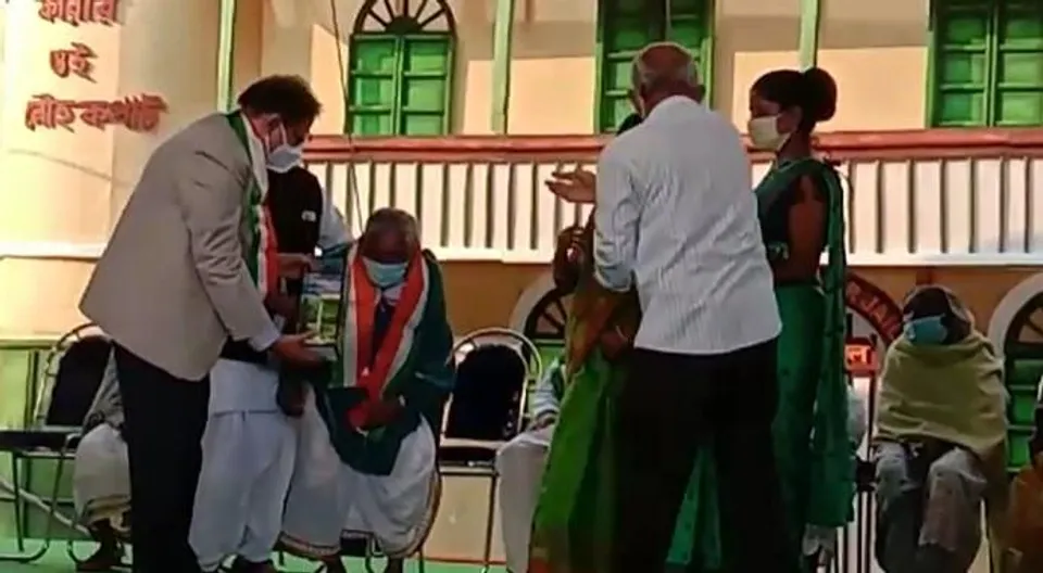 সমাজের বিশেষ মানুষদের সম্মান জ্ঞাপন করা হলো কোলাঘাট উৎসবে