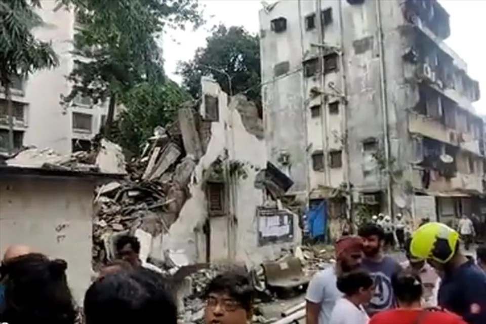 চার তলা বিল্ডিং ধসে বিপত্তি মুম্বইতে
