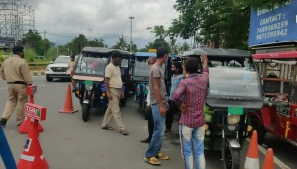 টোটো চলাচলে নিষেধাজ্ঞা বজায় রাখতে পুলিশি অভিযান