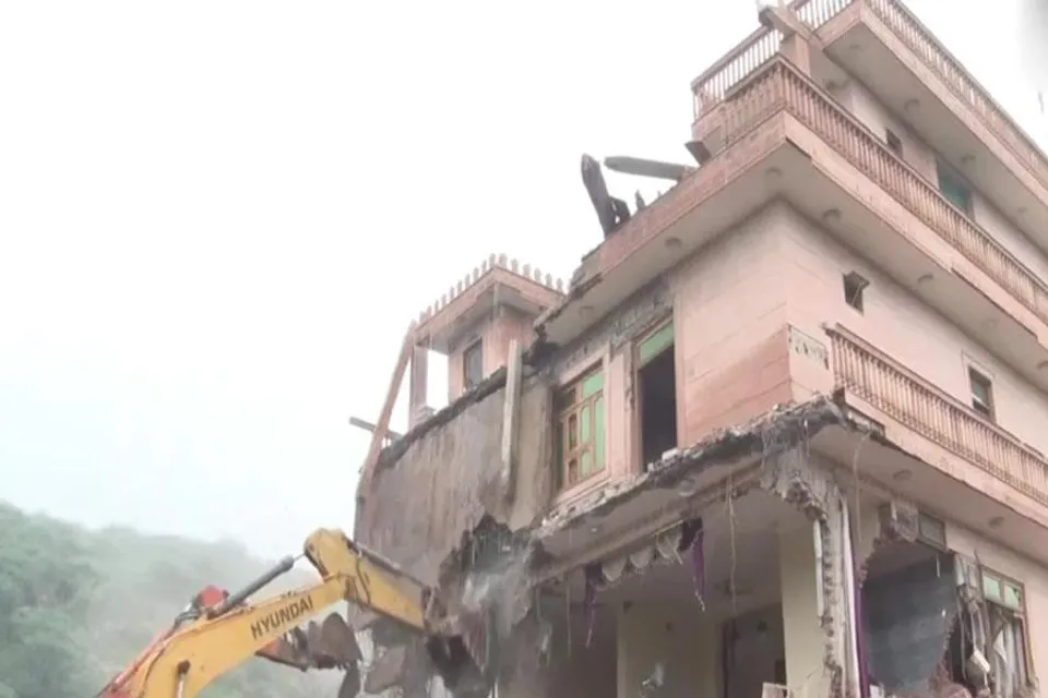 কুখ্যাত গ্যাংস্টারের বাড়িতে চলল বুলডোজার