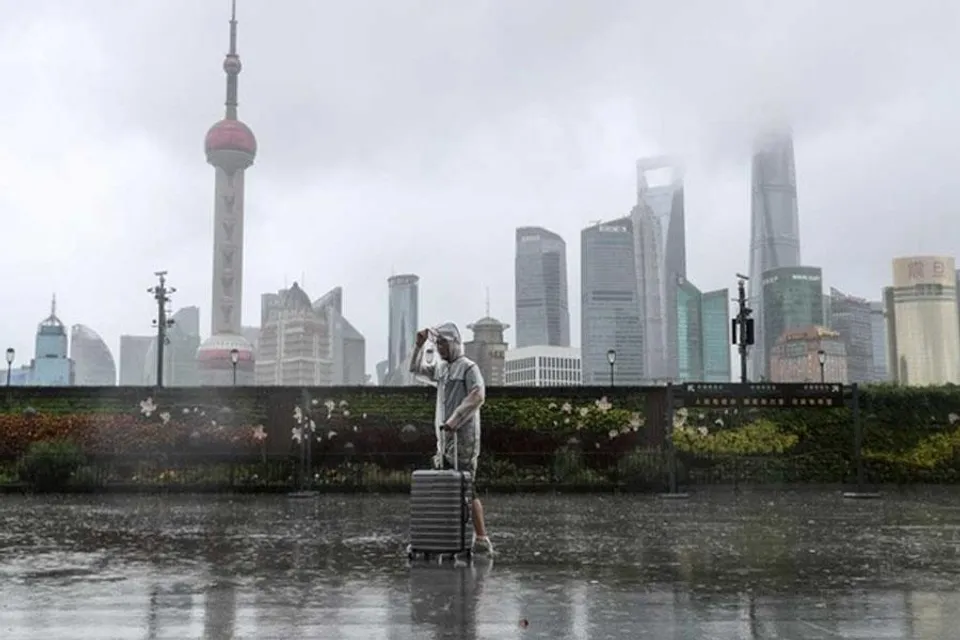 দেশে আছড়ে পড়ল টাইফুন, বাতিল ট্রেন, বিমান পরিষেবা