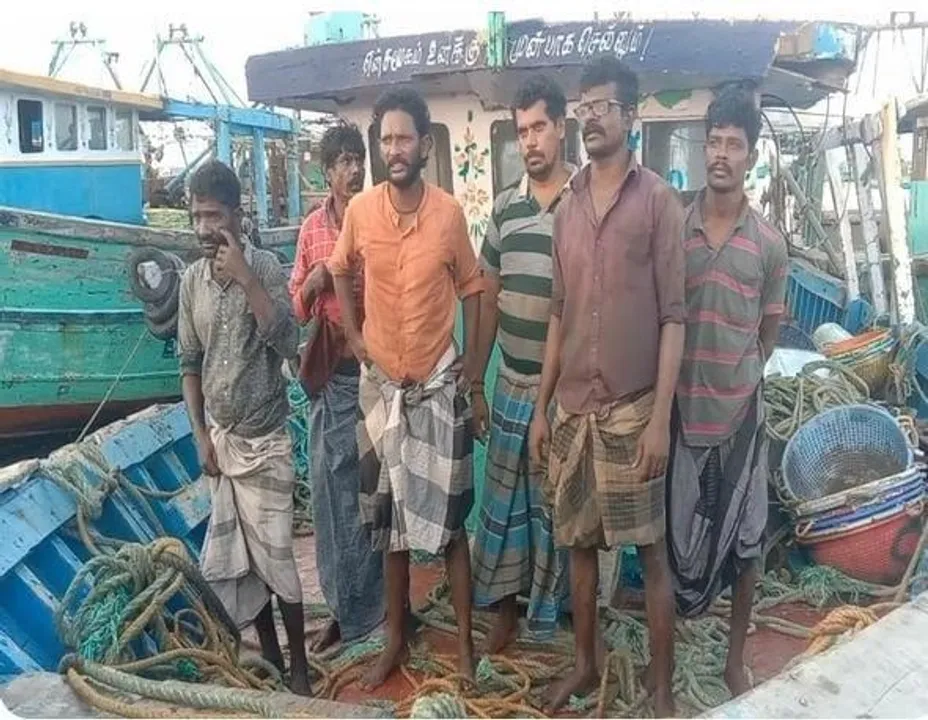 আটকে পড়া ভারতীয় জেলেদের উদ্ধার করলো শ্রীলঙ্কার নৌবাহিনী