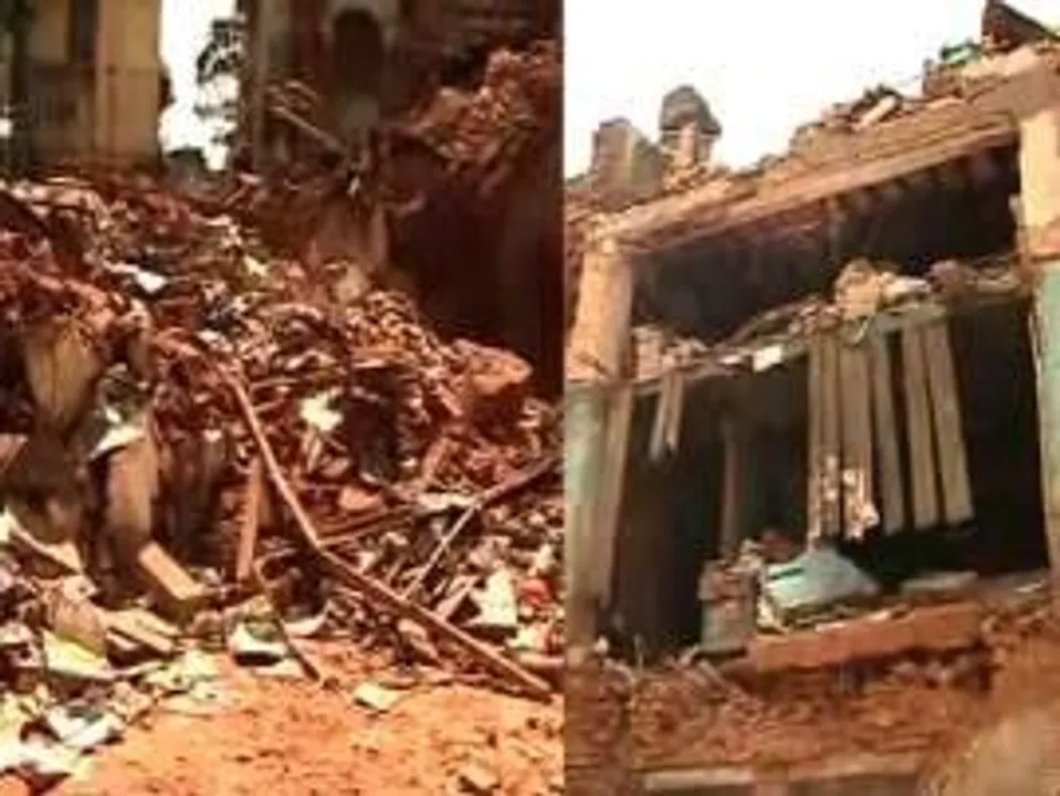 এবার পাথুরিয়াঘাটা স্ট্রিটে ভেঙে পড়ল পুরনো বাড়ির একাংশ