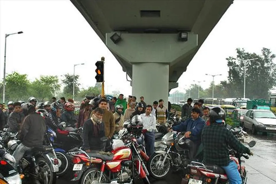 বৃষ্টির সময় ব্রিজ কিংবা আন্ডারপাসের নিচে দু চাকা পার্ক করলেই দিতে হবে জরিমানা