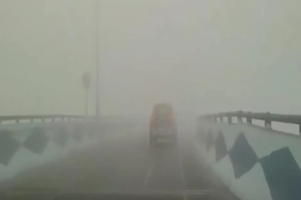 ঘন কুয়াশার চাদরে ঢেকেছে কলকাতা ও শহরতলি