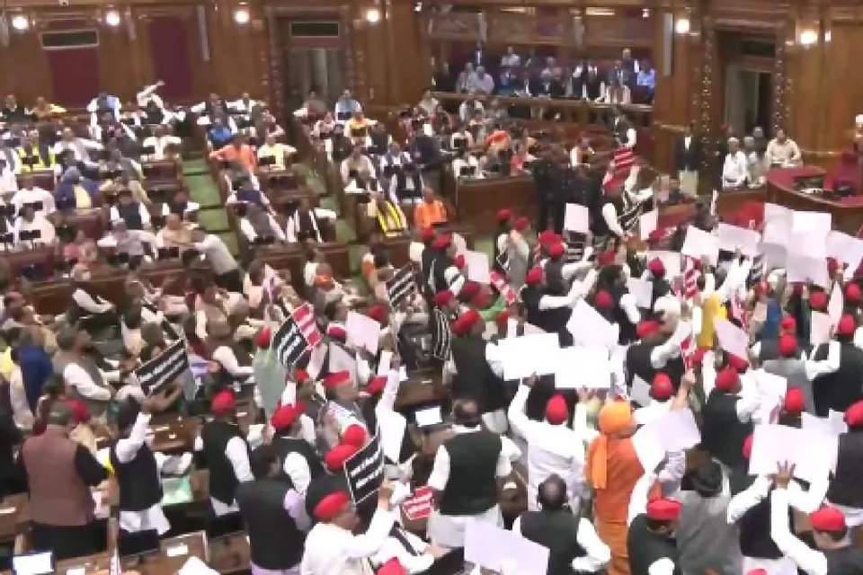 যোগীরাজ্যে রাজ্যপালের বিরুদ্ধে 'গো ব্যাক' স্লোগান