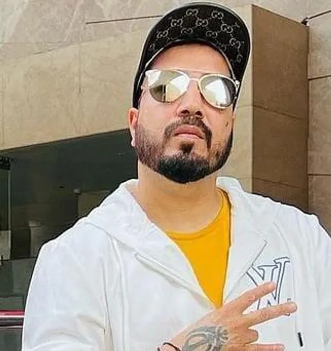 প্রথম ভারতীয় গায়ক হিসেবে ব্যক্তিগত দ্বীপ কিনলেন মিকা সিং