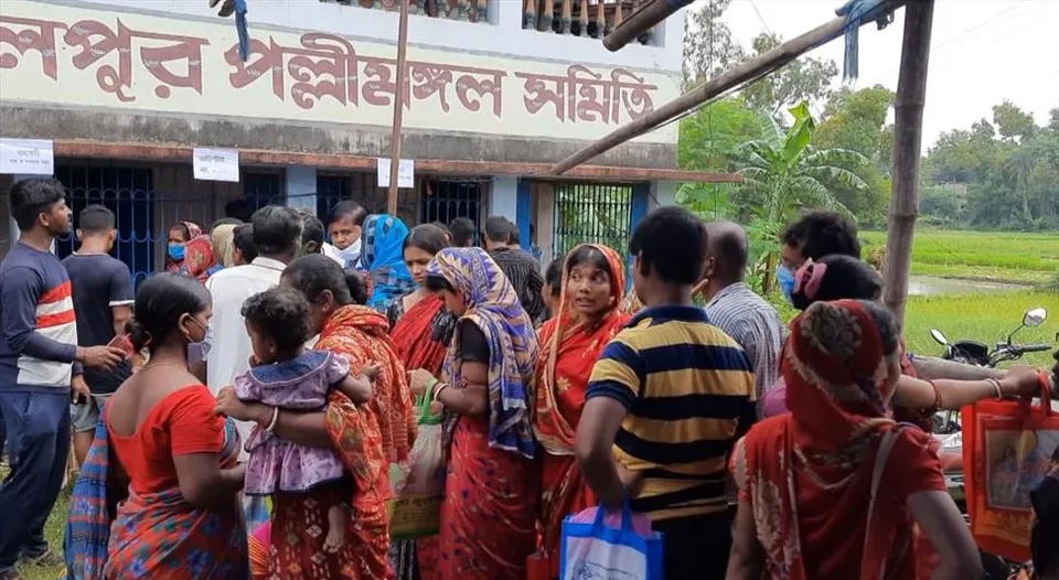 দুয়ারে সরকারে আবেদন জমা দেওয়ার ভিড়