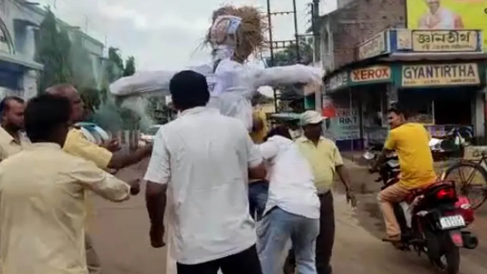 পার্থ চ্যাটার্জির কুশপুতুল দাহ করে বিক্ষোভ বিজেপির