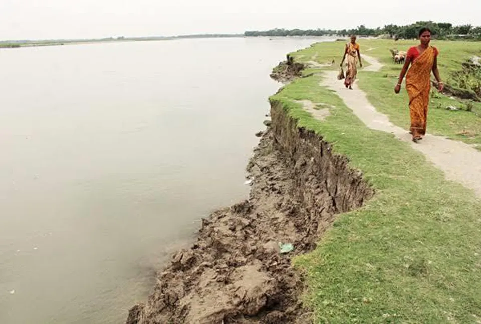 তোর্ষা নদীর ভাঙনে আতঙ্কিত মানুষ