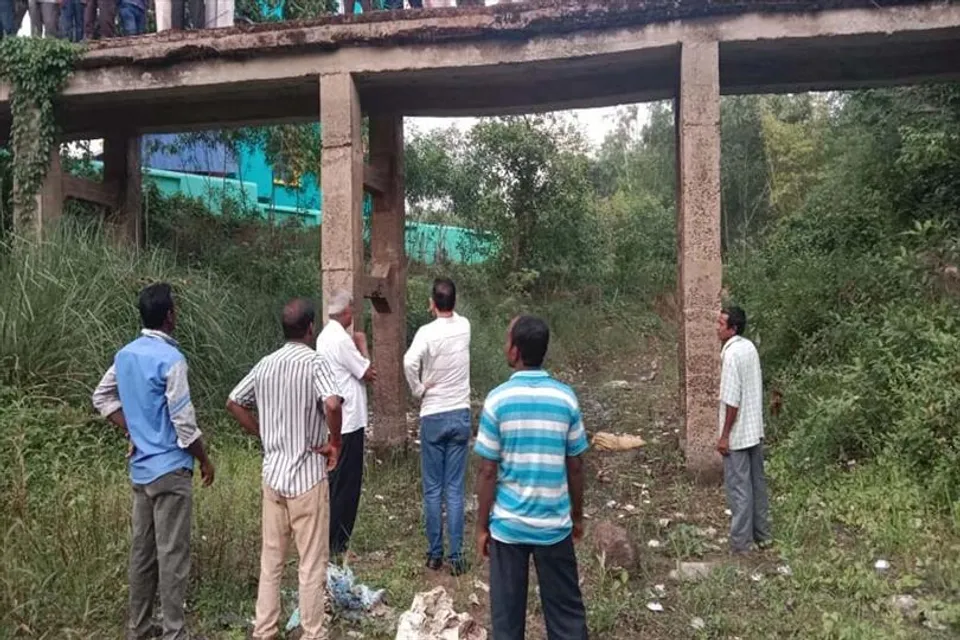 ডেবরার খামরাতে ভগ্নপ্রায় ব্রিজ পরিদর্শন করলেন মন্ত্রী ডঃ হুমায়ুন কবীর