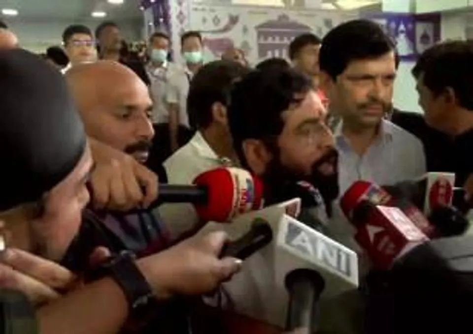 সুরাত থেকে অসমের গুয়াহাটিতে বিদ্রোহী শিবসেনা নেতা একনাথ শিন্ডে ও অন্য বিধায়করা