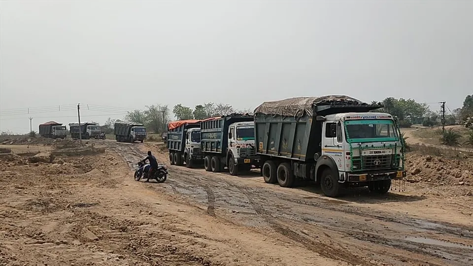 কয়লা বোঝাই ৬টি ডাম্পার আটক করে বিক্ষোভ প্রদর্শন গ্রামবাসীদের